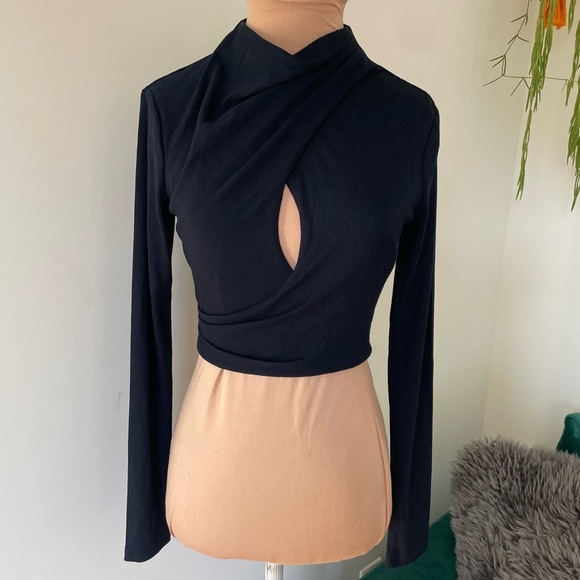 Significant Other Cut Out Keyhole Dibbed Long Sleeve Cropped Odelia Top EUC US 4 - Picture 1 of 9